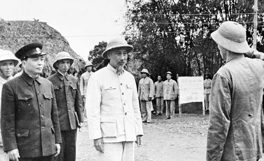 Tổ chức triển lãm “Hồ Chí Minh đẹp nhất tên Người” tại Nghệ An